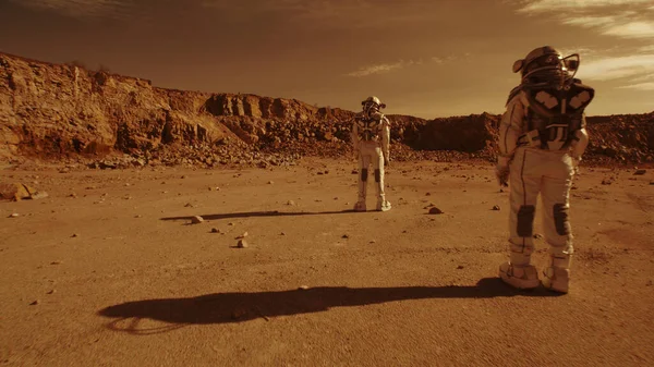 Des astronautes méconnaissables se tenant contre des montagnes sur Mars — Photo