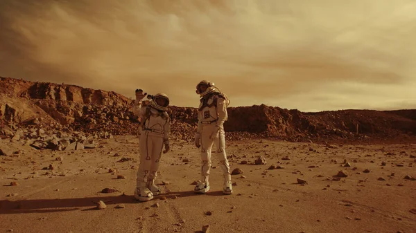 Astronauci omawiający lokalizację bazy na Marsie — Zdjęcie stockowe