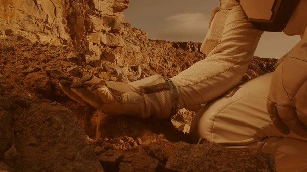 Oigenkännlig kosmonaut undersöka jord på Mars — Stockfoto