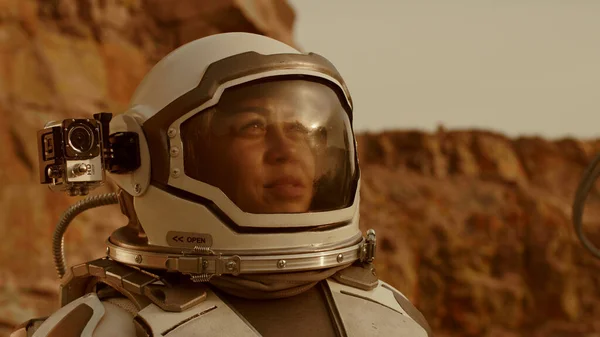 Kobieta kosmonautka nagrywa wideo podczas wyprawy na Marsa — Zdjęcie stockowe