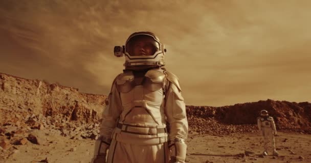 Astronauta donna ammirando terreno di Marte — Video Stock