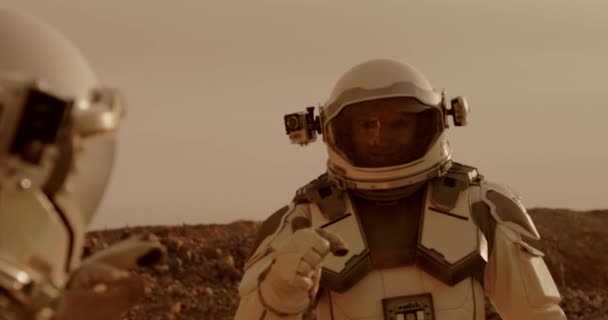 Astronautas batendo punhos e falando em Marte — Vídeo de Stock