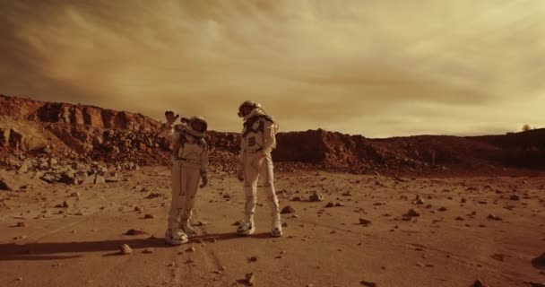 Астронавти обговорюють місцезнаходження бази на Марсі. — стокове відео