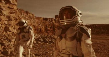 Erkek astronot, kamerayı meslektaşına ayarlıyor