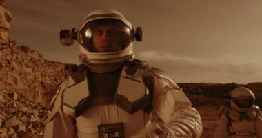 Astronot Mars 'taki meslektaşıyla konuşuyor.