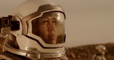 Mars 'a yapılan keşif sırasında kadın kozmonot kayıt videosu