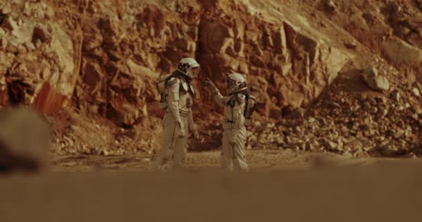 Астронавти говорять біля гірського хребта на Марсі. — стокове відео