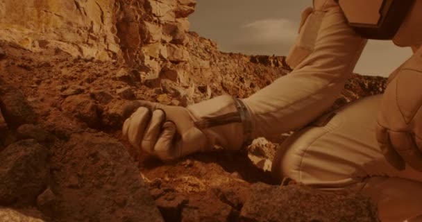 Cosmonautul de nerecunoscut examinează solul de pe Marte — Videoclip de stoc