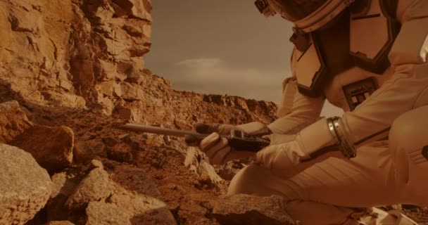 Nerozpoznatelný astronaut analyzující půdu Marsu — Stock video