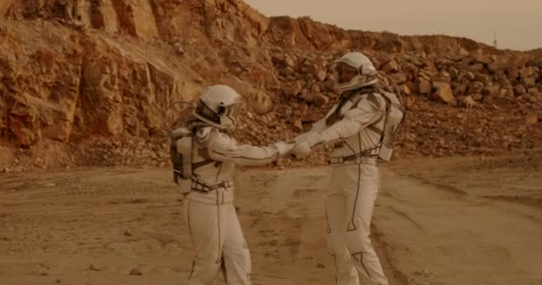 Az űrhajósok együtt táncolnak a Marson. — Stock videók