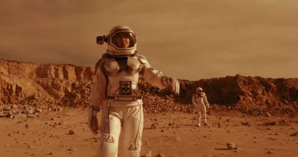 Astronauten op zoek naar basis op Mars — Stockvideo