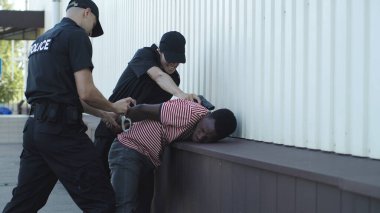 Polis memurları siyah adamı tutukladı