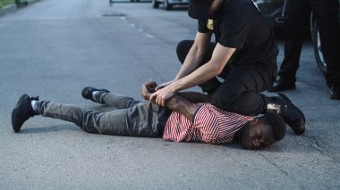 Polis memurlarına belgeleri gösteren siyah bir sürücü.