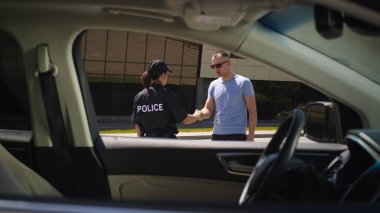 Polis memurundan belge alan bir erkek sürücü.