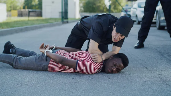 アフリカ系アメリカ人男性を逮捕する多様な警察官 — ストック写真