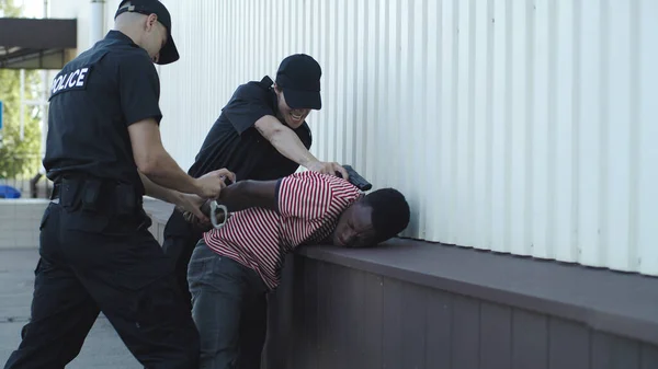 Des policiers arrêtent un Noir — Photo