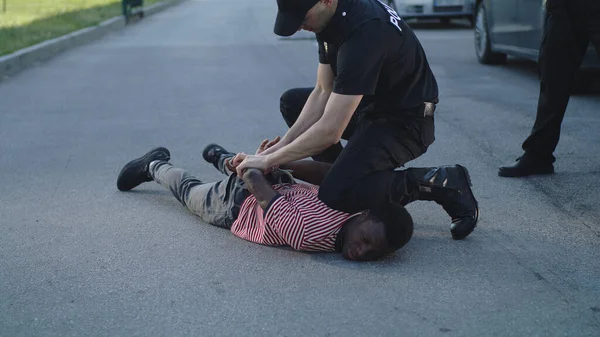 Black driver showing documents to police officers — Stock Photo, Image