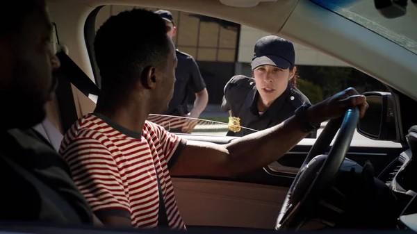 Black men discussing police officer in vehicle — Stock Photo, Image