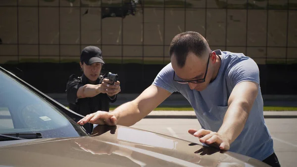 Une policière arrête un chauffeur masculin — Photo