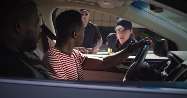 車の中で警察官を議論する黒人 — ストック動画