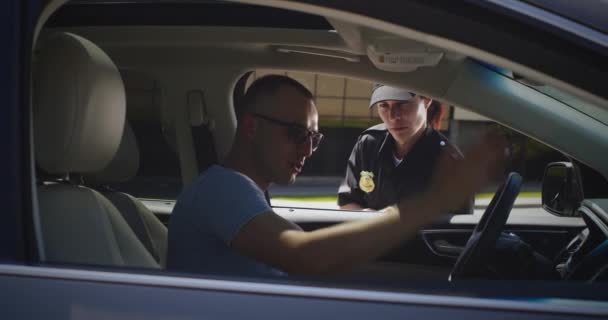 Angry driver speaking with police officer — Stock Video