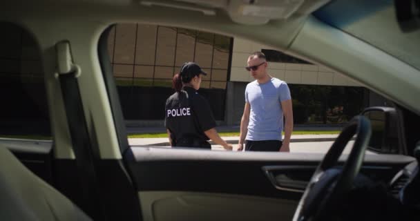 Άνδρας οδηγός που παίρνει έγγραφα από αστυνομικό — Αρχείο Βίντεο