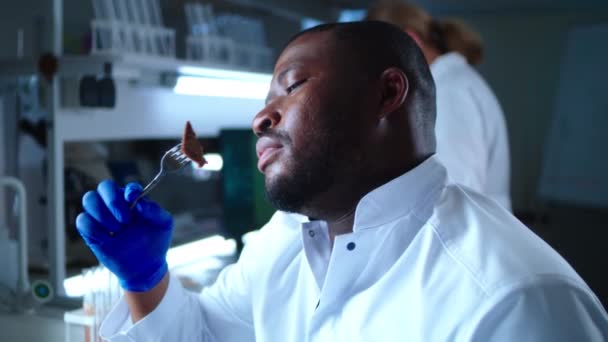 Black scientist eating cell based meat — Stock Video