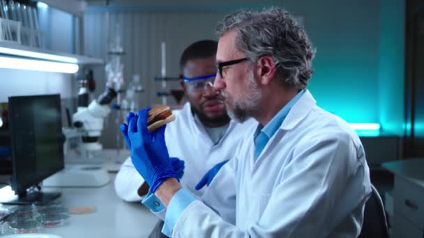 Diversos cientistas tentando hambúrguer com carne à base de células — Vídeo de Stock