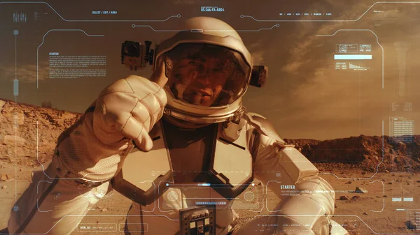 Mężczyzna astronauta wysyłanie wideo wiadomość z Mars — Zdjęcie stockowe
