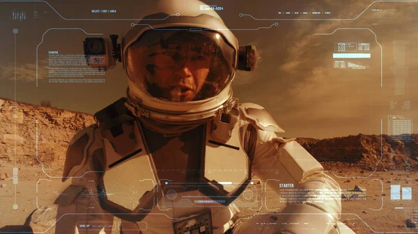 Manlig astronaut skicka videomeddelande från Mars — Stockfoto