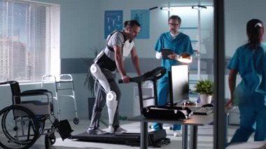 Erkek hastaların rehabilitasyon sürecini tartışan tıbbi pratisyenler