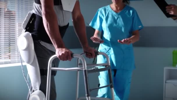 Tanımlanamayan doktorlar hastanın yürümesine yardımcı oluyor. — Stok video