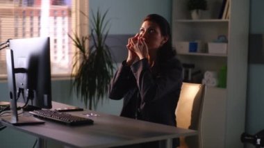 Kadın ofis çalışanı göz bandı takıyor ve akıllı telefon kullanıyor.