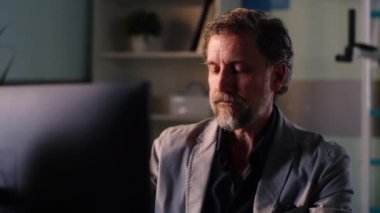 Göz bandı yapıştıran orta yaşlı bir ofis çalışanı.