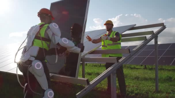 Männer installieren gemeinsam Photovoltaik-Paneel — Stockvideo