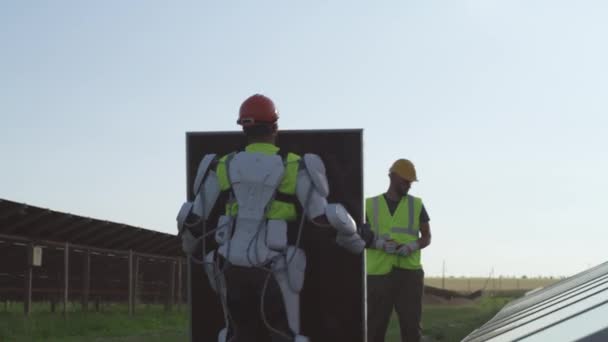 Άνδρας μηχανικός που λαμβάνει φωτοβολταϊκή κυψέλη από συνάδελφο — Αρχείο Βίντεο