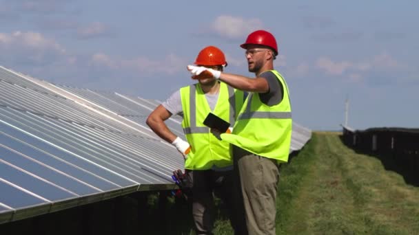 Collèges masculins discutant de panneaux solaires — Video