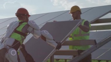 Erkek mekanikçiler fotovoltaik hücreyi bir araya getiriyorlar