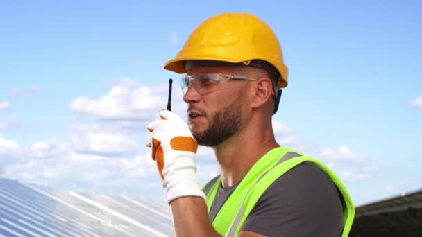 Ingeniero de granja solar dando instrucciones en la radio — Vídeo de stock