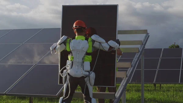 Mężczyzna inżynier dostarczając ogniwa słoneczne do kolegi — Zdjęcie stockowe