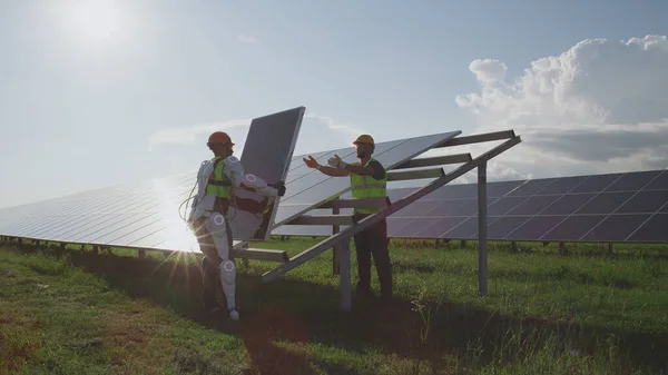 Mężczyzna inżynierowie montujący panele słoneczne razem — Zdjęcie stockowe