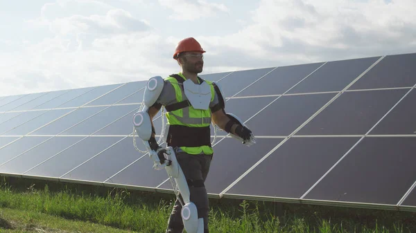 Homme ingénieur en exosquelette marchant sur la plante solaire — Photo