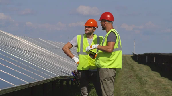 Colegas discutiendo paneles solares —  Fotos de Stock