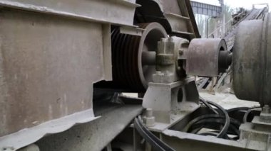 Taş ocağında taşıma bandı mekanizması