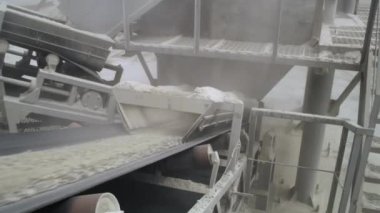 Taşıyıcı bant taş molozları taşıyor.