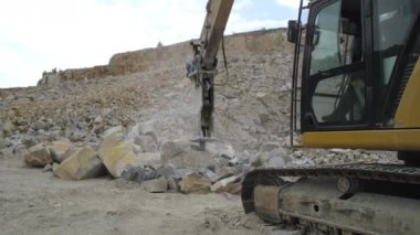 Taş ocağında taş kıran endüstriyel makineler