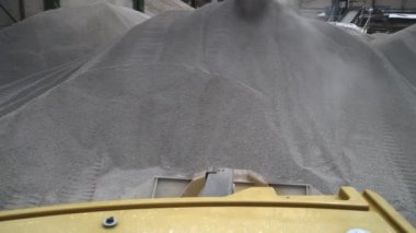 Yükleyici yığından çakıl topluyor