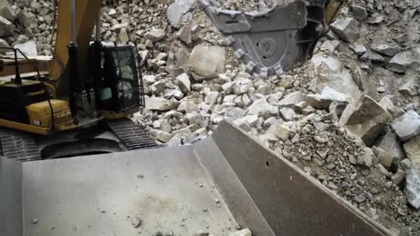 Excavator dropping stones into truck — Vídeo de Stock