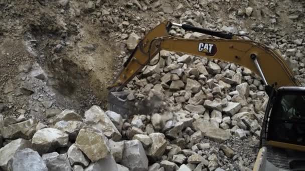挖掘机和卡车采石工艺 — 图库视频影像