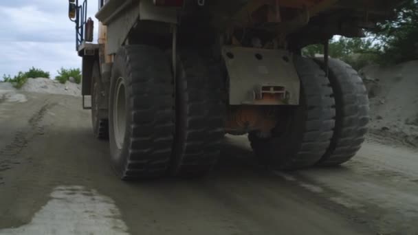 货车在采石场路上行驶 — 图库视频影像
